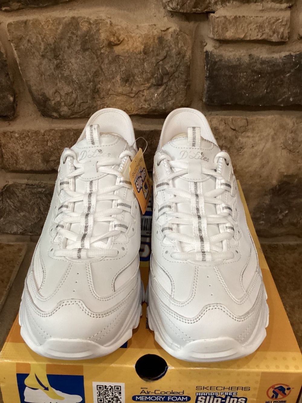 Skechers D'lites New Scene Womens Sneaker 11 White Silver Slip On Hands Free New - Picture 6 of 8